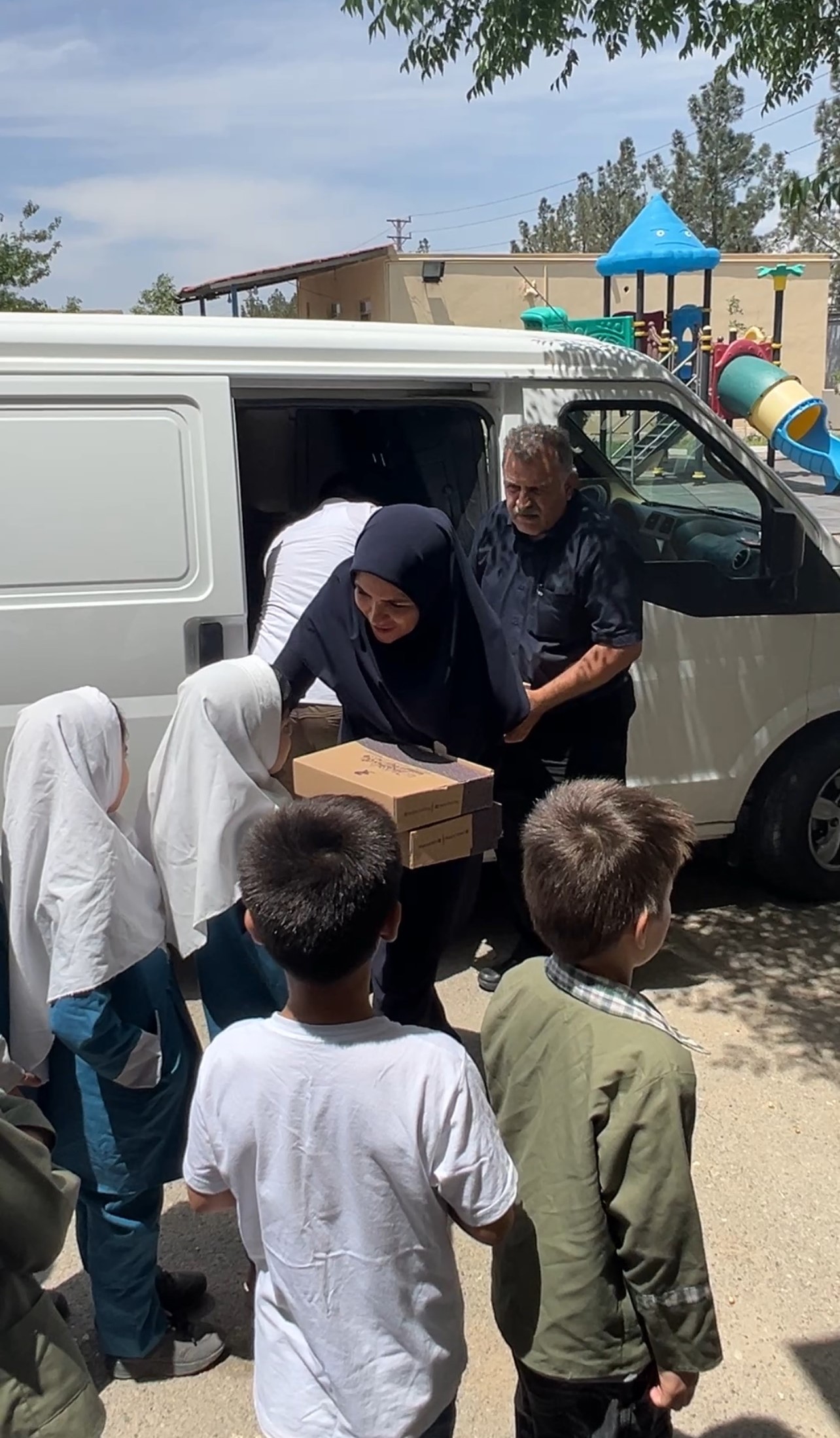 توزیع ۳۰۰ پک تغذیه سالم میان دانش‌آموزان صفادشت