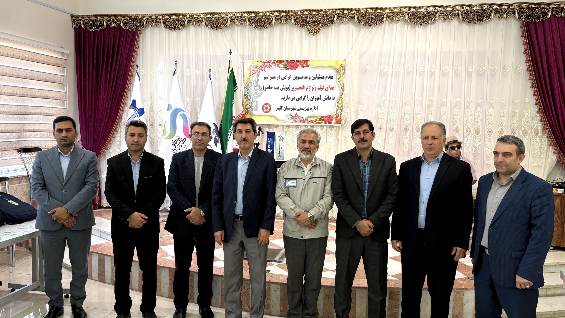 توزیع ۲۰۰۰ بسته لوازم‌التحریر به دانش‌آموزان